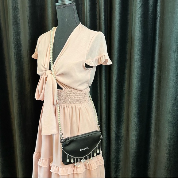 CHANEL black neoprene crossbody pouch with Pearl chain and bag charm - Picture 2 of 11